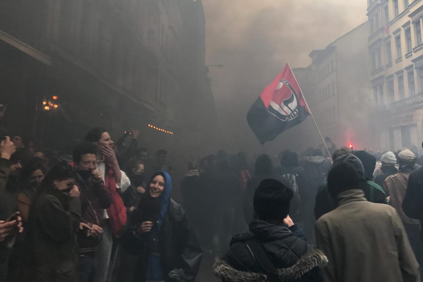 Schwarzer Rauch steigt bei einer Demonstration am 1. Mai 2017 in Berlin-Kreuzberg auf.