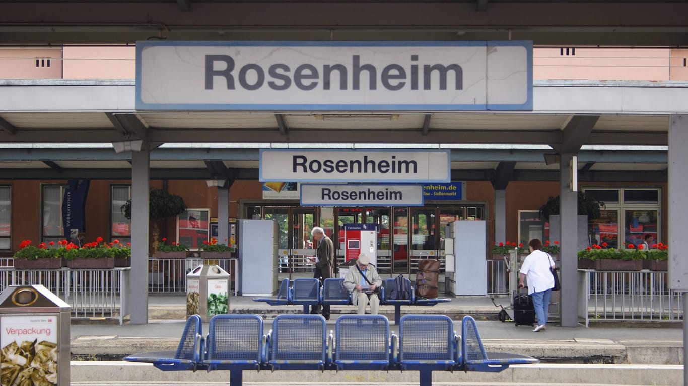 Ein Bahnsteig des Bahnhofs Rosenheim: Polizisten warnen vor der Kraft und Gefahr vorbeirasender Züge.