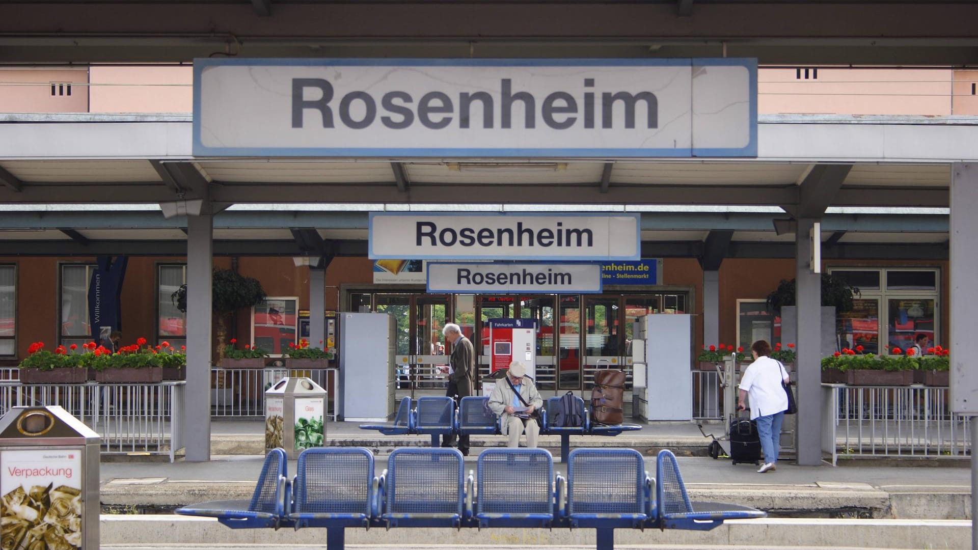Ein Bahnsteig des Bahnhofs Rosenheim: Polizisten warnen vor der Kraft und Gefahr vorbeirasender Züge. Ein Bahnsteig des Bahnhofs Rosenheim: Polizisten warnen vor der Kraft und Gefahr vorbeirasender Züge.
