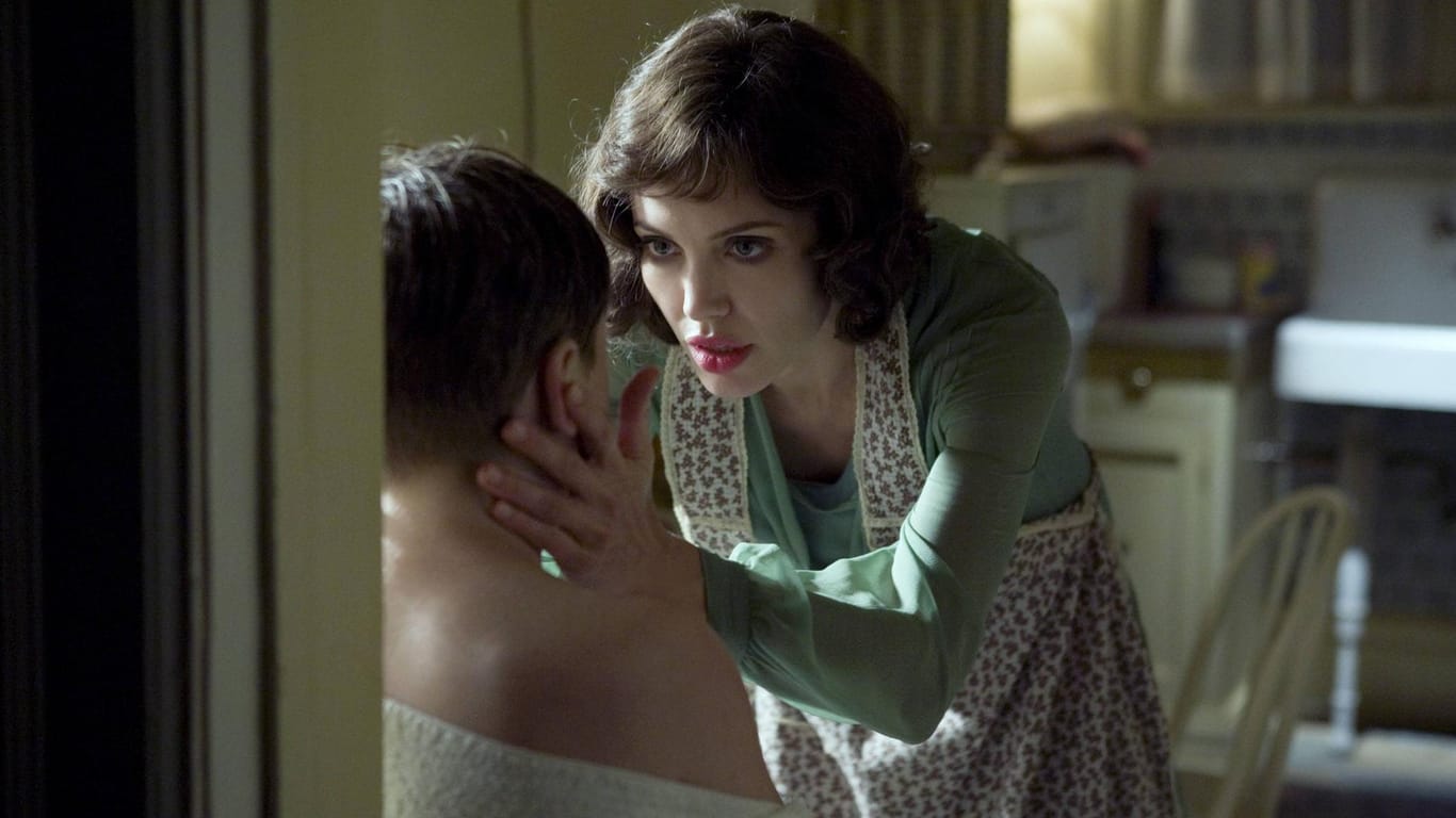 Christine Collins (Angelina Jolie) kann in "Der fremde Sohn" nicht verstehen, warum sich ein fremdes Kind als das ihre ausgibt.