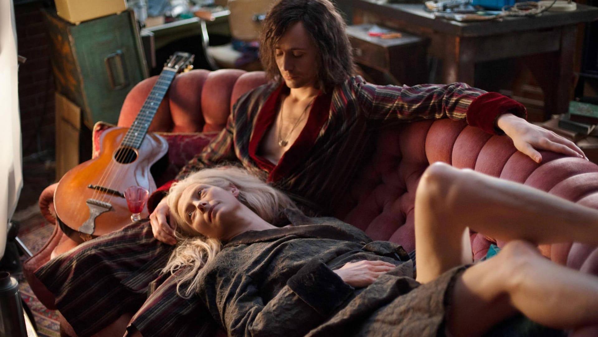 Vampir Adam (Tom Hiddleston) ist von seinem Dasein gefrustet. Eve (Tilda Swinton) versucht ihn zu retten, doch "Only Lovers Left Alive".