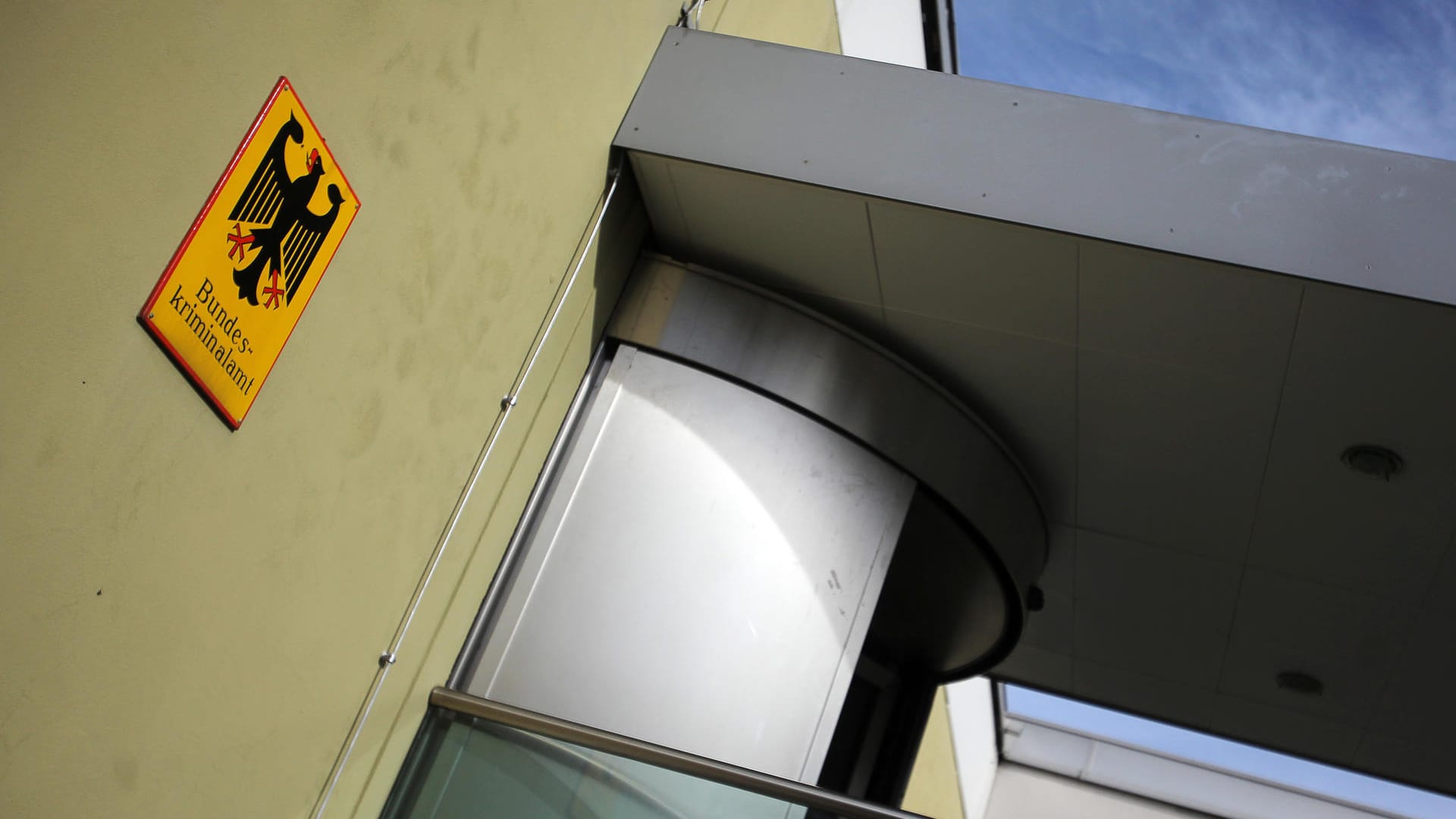 Der Eingangsbereich des Bundeskriminalamts: Das BKA warnt vor neuer Betrugsmasche.