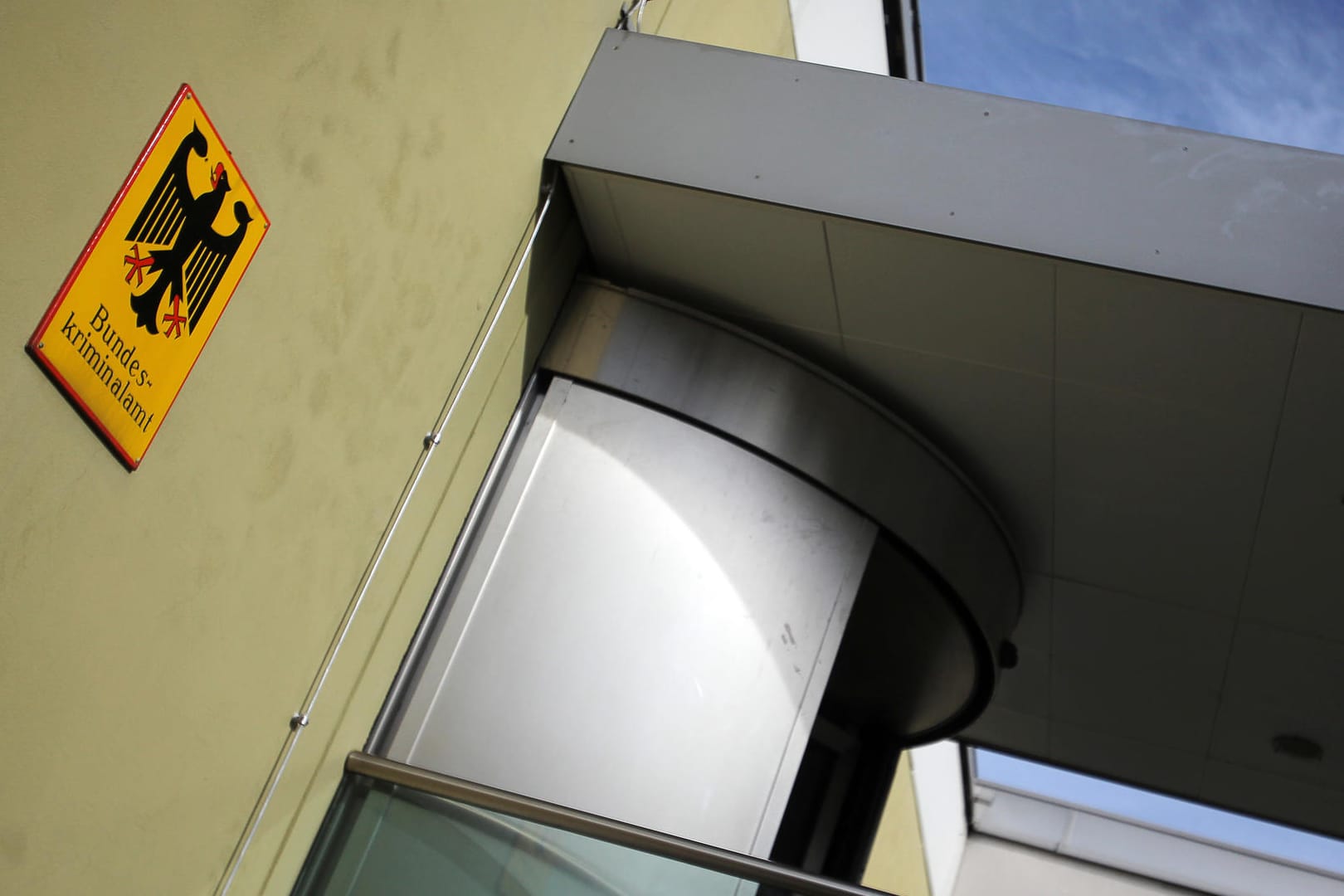 Der Eingangsbereich des Bundeskriminalamts: Das BKA warnt vor neuer Betrugsmasche.