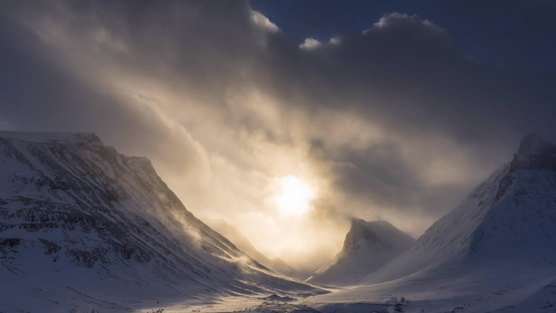 Ein verschneites Tal, die Sonne dringt nur leicht durch die Wolken hindurch: Die Sonnenaktivität könnte für längere Zeit abnehmen, bedeutet das eine "kleine Eiszeit"?