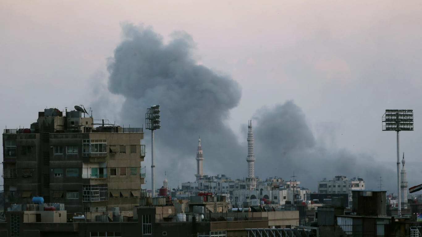 Rauch über Jarmuk: Syrische Truppen gehen gegen den Islamischen Staat vor – und bombardieren das palästinensische Flüchtlingslager.