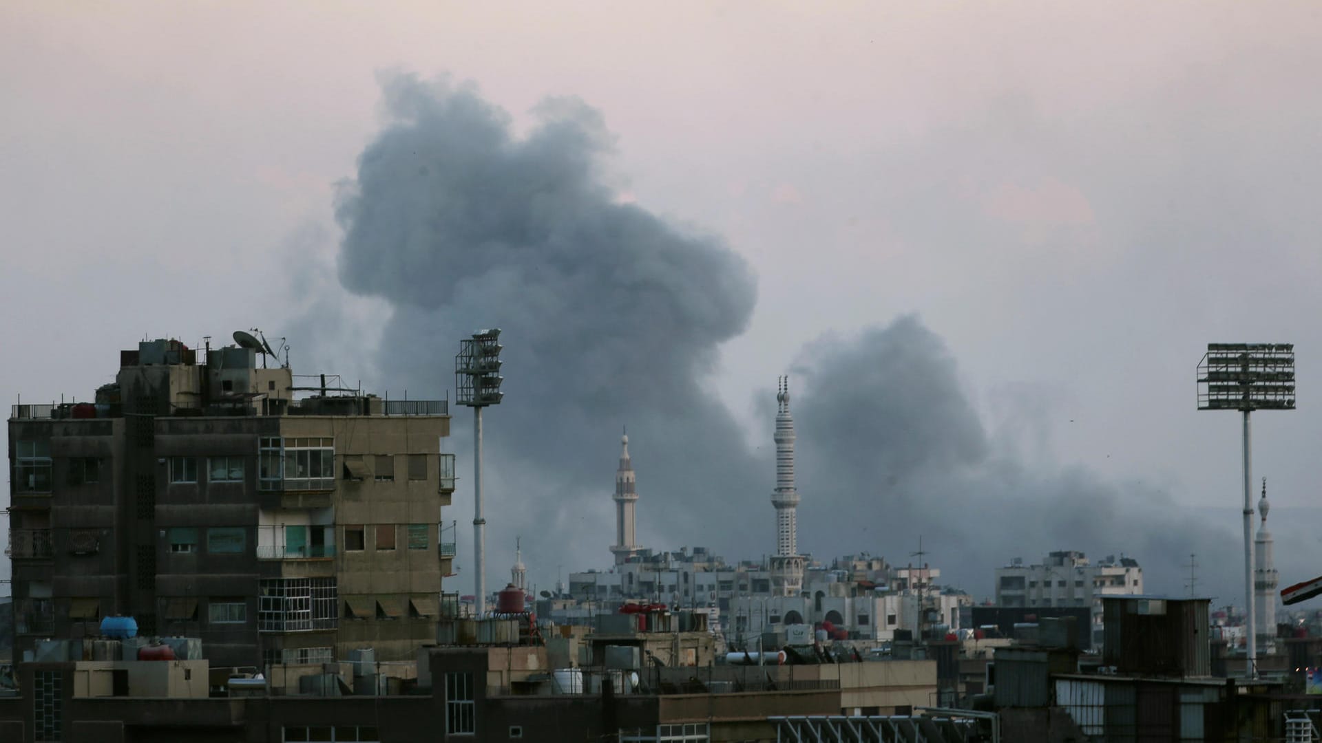 Rauch über Jarmuk: Syrische Truppen gehen gegen den Islamischen Staat vor – und bombardieren das palästinensische Flüchtlingslager. Rauch über Jarmuk: Syrische Truppen gehen gegen den Islamischen Staat vor – und bombardieren das palästinensische Flüchtlingslager.
