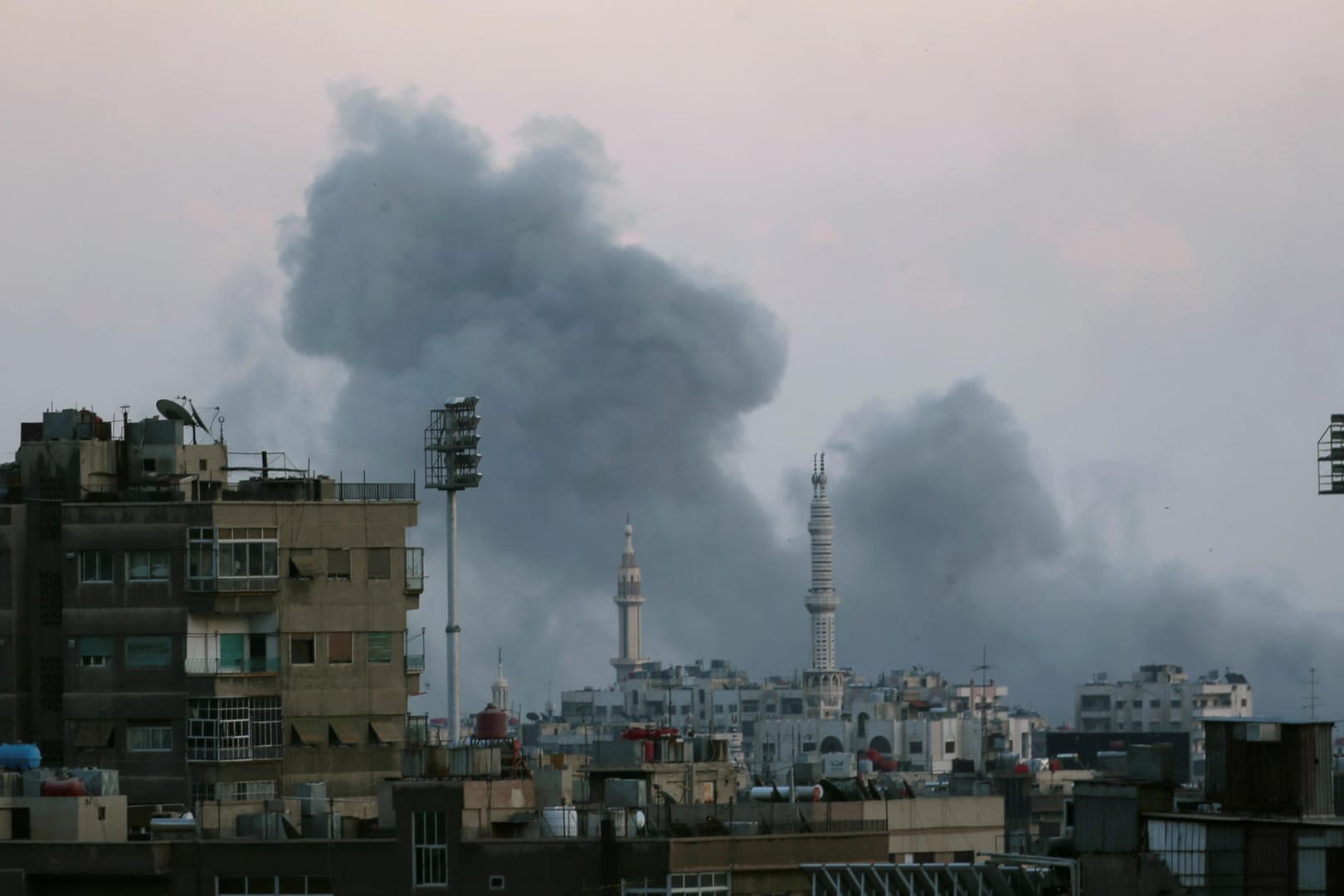 Rauch über Jarmuk: Syrische Truppen gehen gegen den Islamischen Staat vor – und bombardieren das palästinensische Flüchtlingslager.