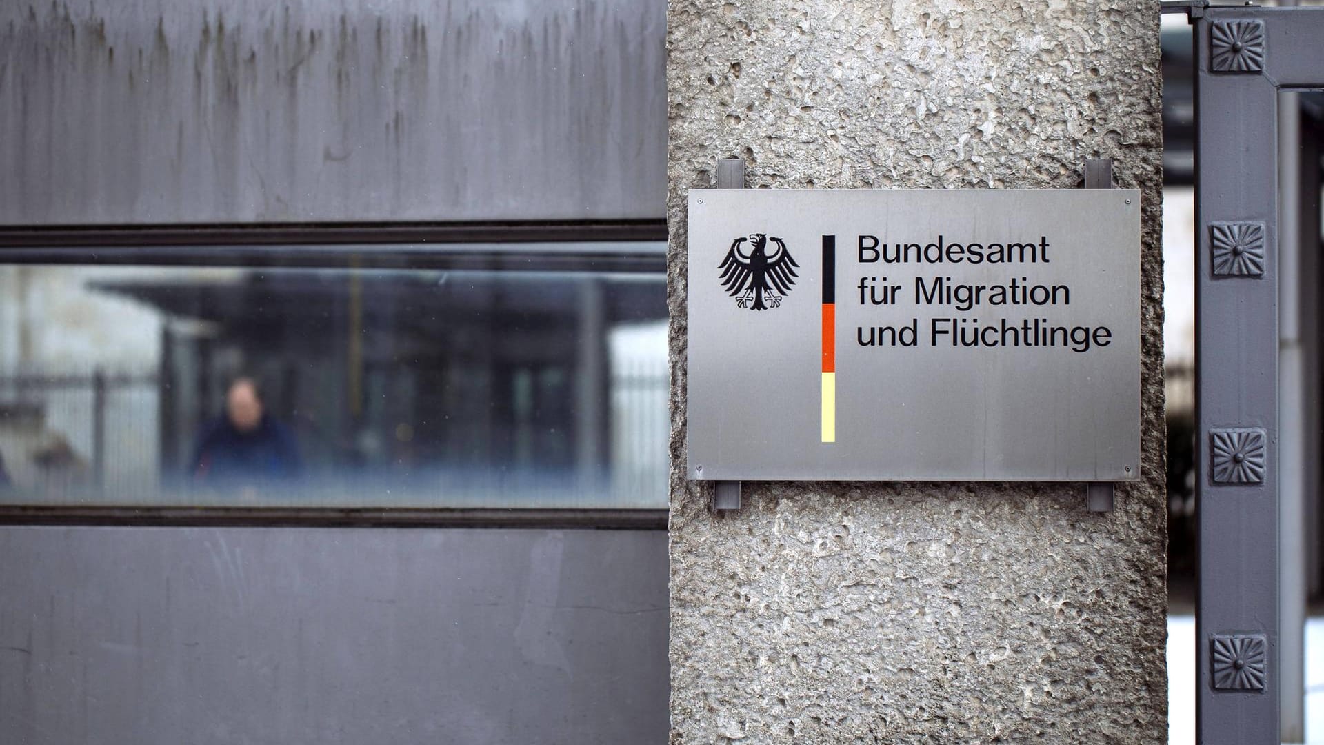 Bundesamt für Migration und Flüchtlinge: Neue Details über die Hintergründe der fälschlich bewilligten Asylanträge kamen ans Licht. Bundesamt für Migration und Flüchtlinge: Neue Details über die Hintergründe der fälschlich bewilligten Asylanträge kamen ans Licht.