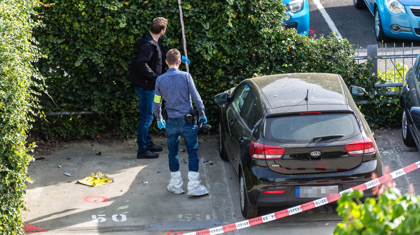 Wiesbaden: Polizeibeamte suchen nach der Explosion nach Spuren.
