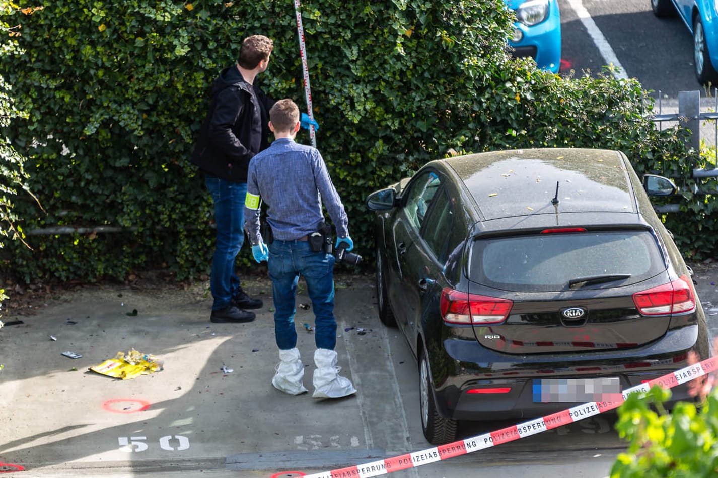 Wiesbaden: Polizeibeamte suchen nach der Explosion nach Spuren.
