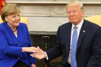 Trump in Merkel im Weißen Haus: Der US-Präsident empfing die Kanzlerin für ein kurzes Arbeitstreffen.