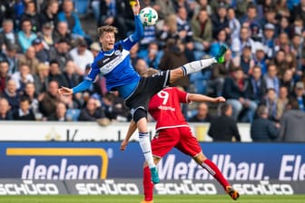 Bielefelds Henri Weigelt (links) und Lauterns Sebastian Andersson kämpfen um den Ball.