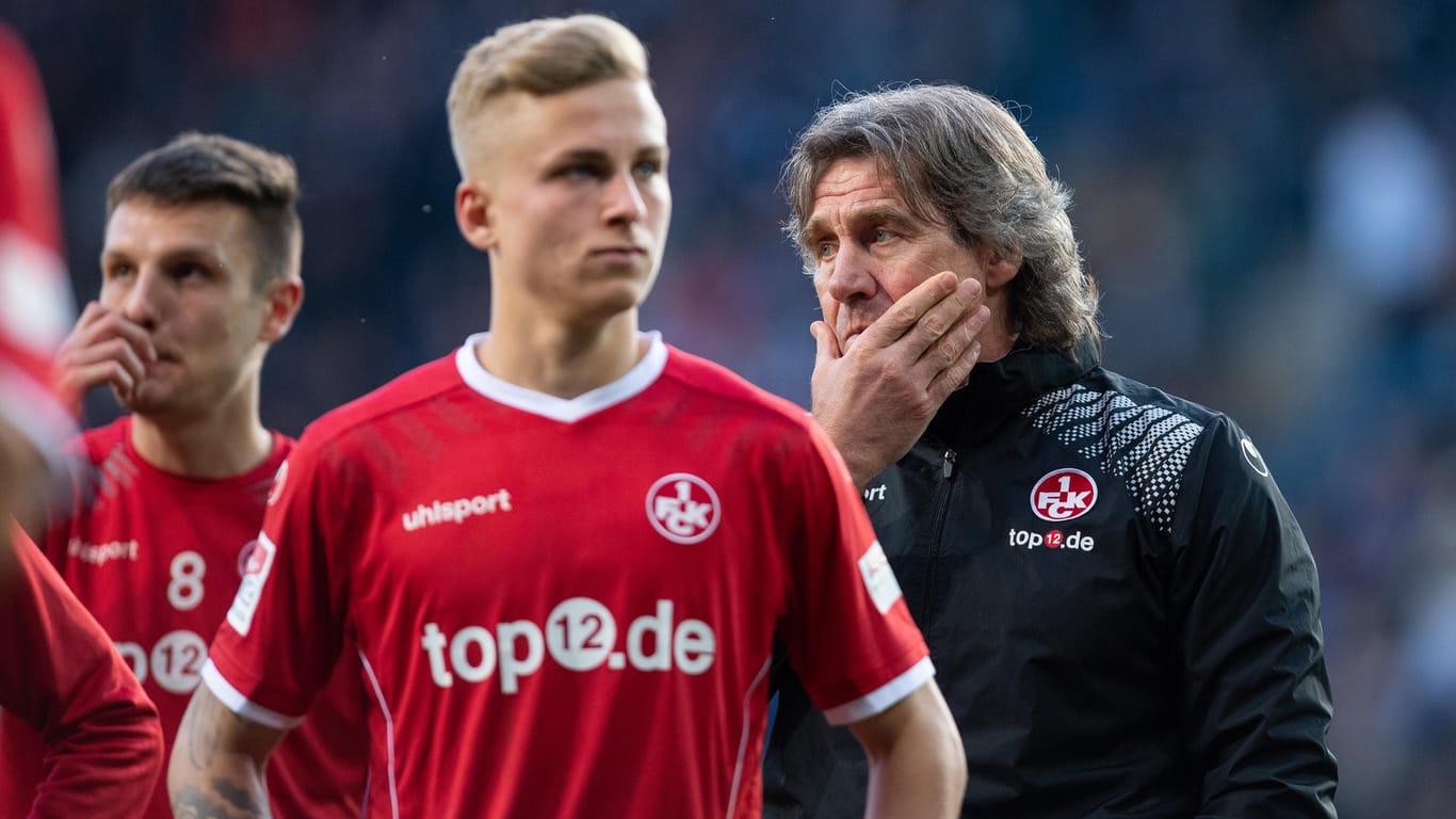 Kaiserslauterns legendärer Torwart-Trainer Gerry Ehrmann (r.) ist fassungslos: Der FCK muss als viermaliger Deutsche Meister in die 3. Liga.