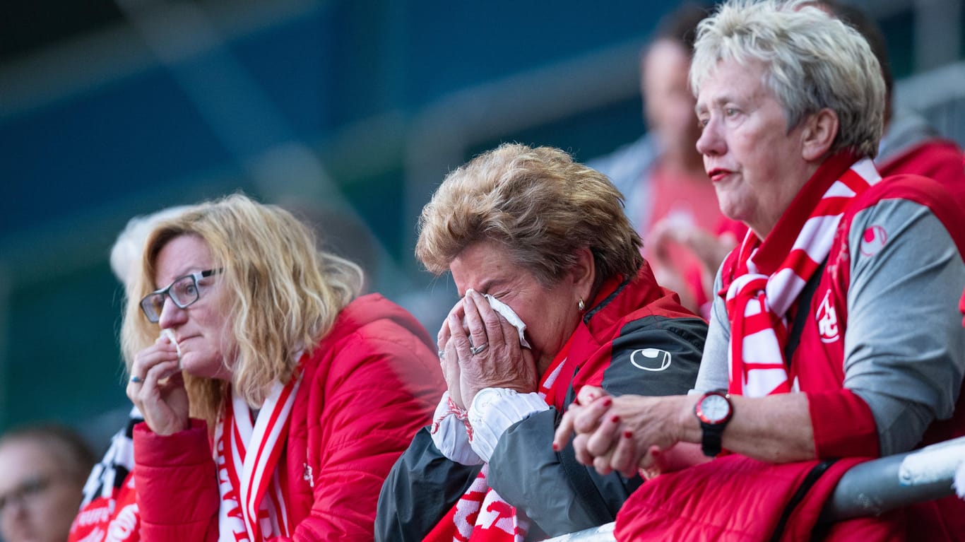 Fans des FCK nach der Pleite in Bielefeld: Sie haben bis zuletzt an die Rettung ihres Klubs geglaubt.