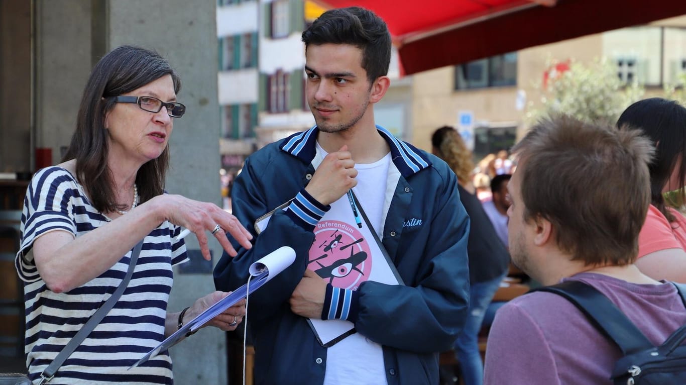 "Unterstützung von allen Seiten": Dimitri Rougy mit der Schweizer Nationalrätin Silvia Schenker beim Unterschriftensammeln auf dem Barfüsserplatz in Basel.