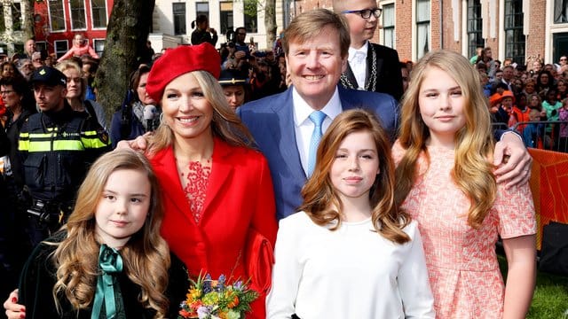 Der niederländische König Willem-Alexander (M.