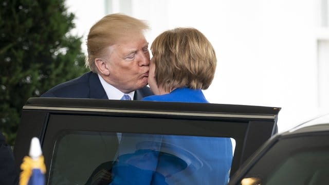 Bundeskanzlerin Angela Merkel wird von US-Präsident Donald Trump mit einem Kuss begrüßt. Bundeskanzlerin Angela Merkel wird von US-Präsident Donald Trump mit einem Kuss begrüßt.