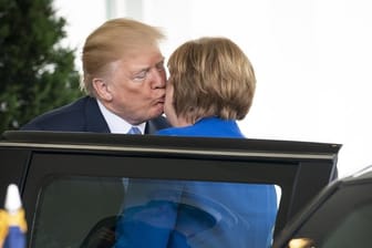 Bundeskanzlerin Angela Merkel wird von US-Präsident Donald Trump mit einem Kuss begrüßt.