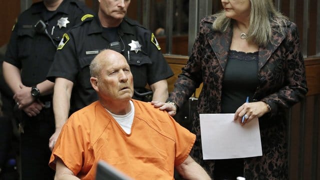 Der Angeklagte wird in Sacramento in den Gerichtssaal geschoben.