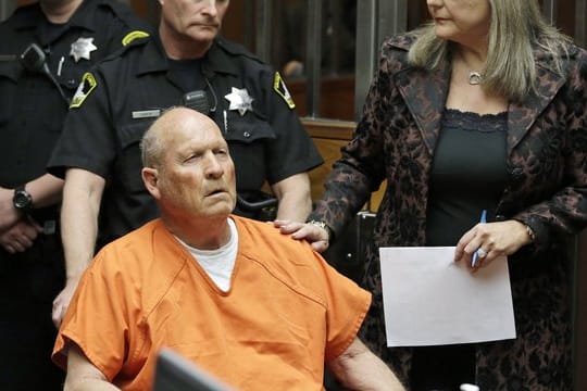 Der Angeklagte wird in Sacramento in den Gerichtssaal geschoben.
