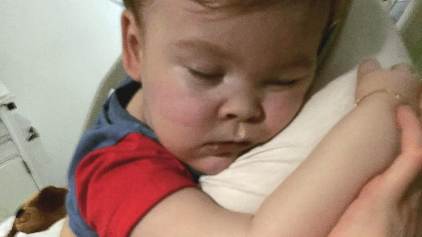 Alfie Evans im Arm seiner Mutter Kate: Der kleine Junge litt an einer schweren Hirnerkrankung.