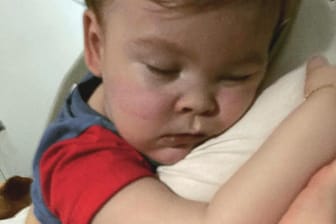 Alfie Evans im Arm seiner Mutter Kate: Der kleine Junge litt an einer schweren Hirnerkrankung.