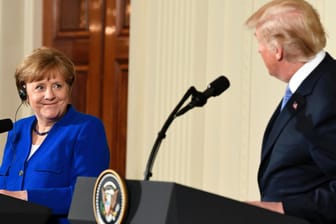 Angela Merkel und Donald Trump bei der Pressekonferenz in Washington: Die Kanzlerin ist nicht die erste Ansprechpartnerin des US-Präsidenten in Europa, meinen die Kommentatoren.