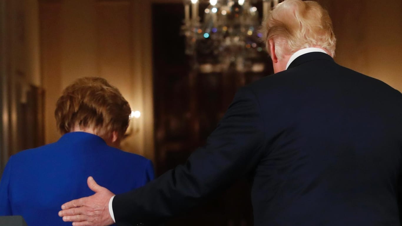 Angela Merkel und Donald Trump gehen ab: Auf der Pressekonferenz zuvor hatten sie kaum Konkretes zu verkünden.