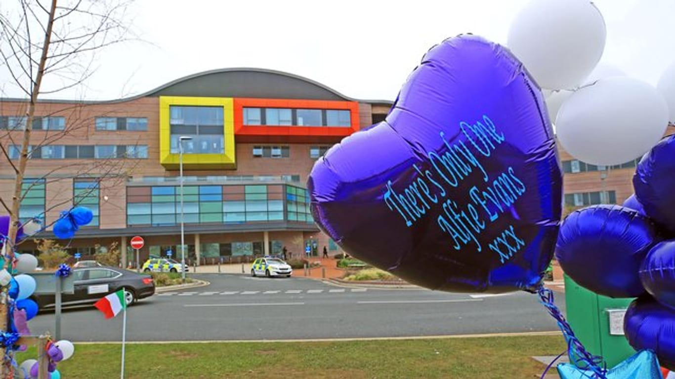 Luftballons auf einem Rasenstück vor dem Alder Hey Kinderkrankenhaus in Liverpool.