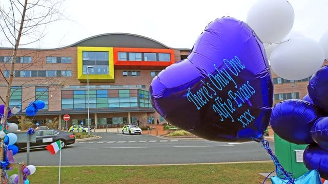Luftballons auf einem Rasenstück vor dem Alder Hey Kinderkrankenhaus in Liverpool. Luftballons auf einem Rasenstück vor dem Alder Hey Kinderkrankenhaus in Liverpool.