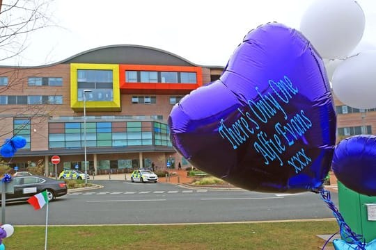 Luftballons auf einem Rasenstück vor dem Alder Hey Kinderkrankenhaus in Liverpool.