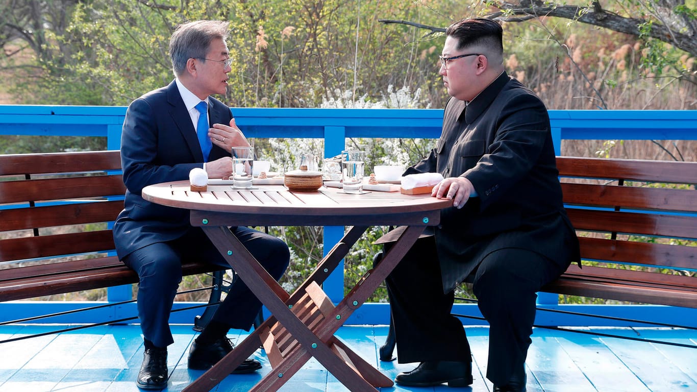 Kim Jong Un (rechts) und Moon Jae In beim Gespräch in Panmunjom: Nordkoreas Staatsmedien feiern ihren Staatschef nach dem Treffen.