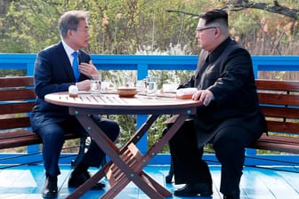 Kim Jong Un (rechts) und Moon Jae In beim Gespräch in Panmunjom: Nordkoreas Staatsmedien feiern ihren Staatschef nach dem Treffen.
