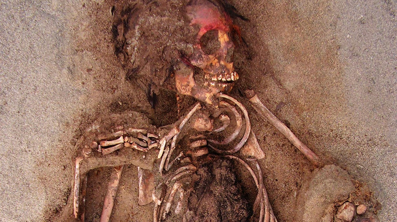 Eines der Kinderskelette, das die Archäologen an der Opferstätte entdeckten: Die Forscher gehen davon aus, dass den Kindern das Herz herausgeschnitten wurde.