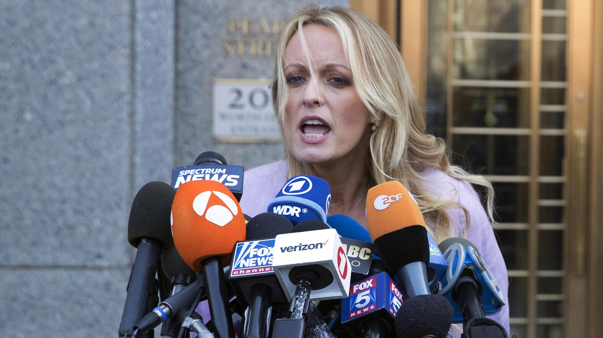 Stephanie Clifford alias Stormy Daniels spricht vor Medienvertretern: Ein Gericht hat den Prozess der US-Pornodarstellerin gegen Donald Trump und seinen Anwalt ausgesetzt.