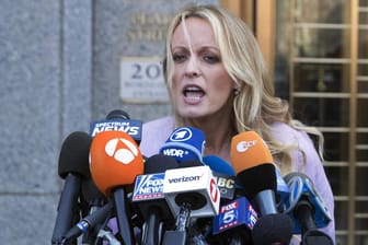 Stephanie Clifford alias Stormy Daniels spricht vor Medienvertretern: Ein Gericht hat den Prozess der US-Pornodarstellerin gegen Donald Trump und seinen Anwalt ausgesetzt.