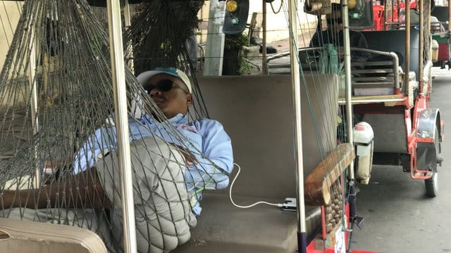Relativ entspannt wartet der Fahrer eines Motorrad-Taxis in Phnom Penh auf Kundschaft. Relativ entspannt wartet der Fahrer eines Motorrad-Taxis in Phnom Penh auf Kundschaft.