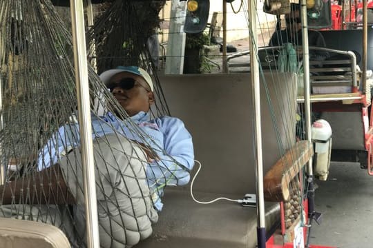 Relativ entspannt wartet der Fahrer eines Motorrad-Taxis in Phnom Penh auf Kundschaft.