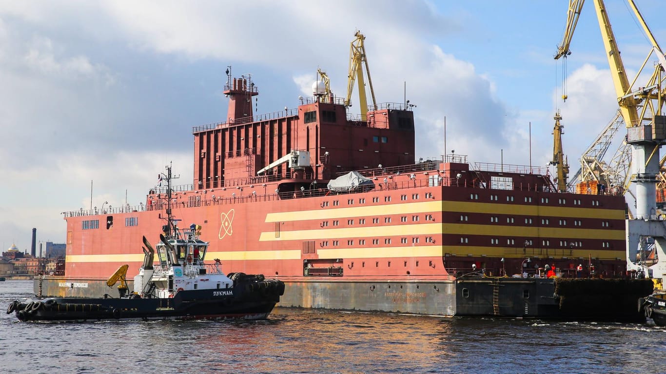 Die "Akademik Lomonossow" läuft in St. Petersburg vom Stapel: Das Schiff soll einen russischen Außenposten in der Arktis mit Nuklearstrom versorgen.
