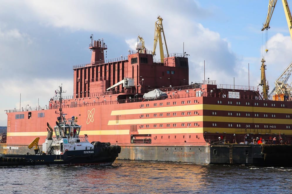 Die "Akademik Lomonossow" läuft in St. Petersburg vom Stapel: Das Schiff soll einen russischen Außenposten in der Arktis mit Nuklearstrom versorgen.