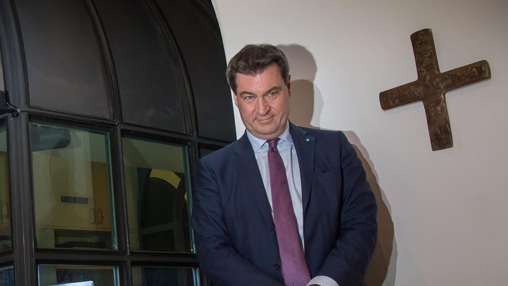 Markus Söder in der bayerischen Staatskanzlei: Bei der Bekanntgabe des Kreuz-Erlasses hängte Bayerns Regierungschef zunächst in seinem Amtssitz ein Kreuz auf. Markus Söder in der bayerischen Staatskanzlei: Bei der Bekanntgabe des Kreuz-Erlasses hängte Bayerns Regierungschef zunächst in seinem Amtssitz ein Kreuz auf.