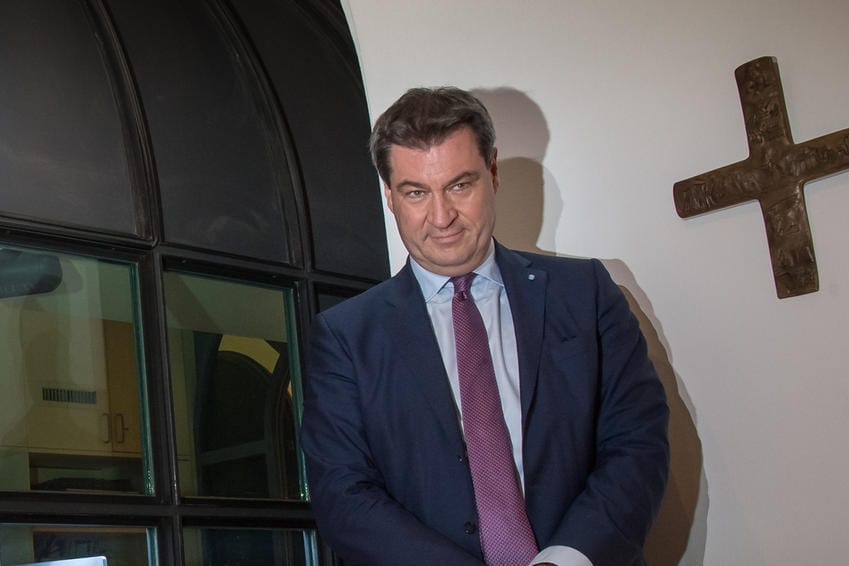 Markus Söder in der bayerischen Staatskanzlei: Bei der Bekanntgabe des Kreuz-Erlasses hängte Bayerns Regierungschef zunächst in seinem Amtssitz ein Kreuz auf.