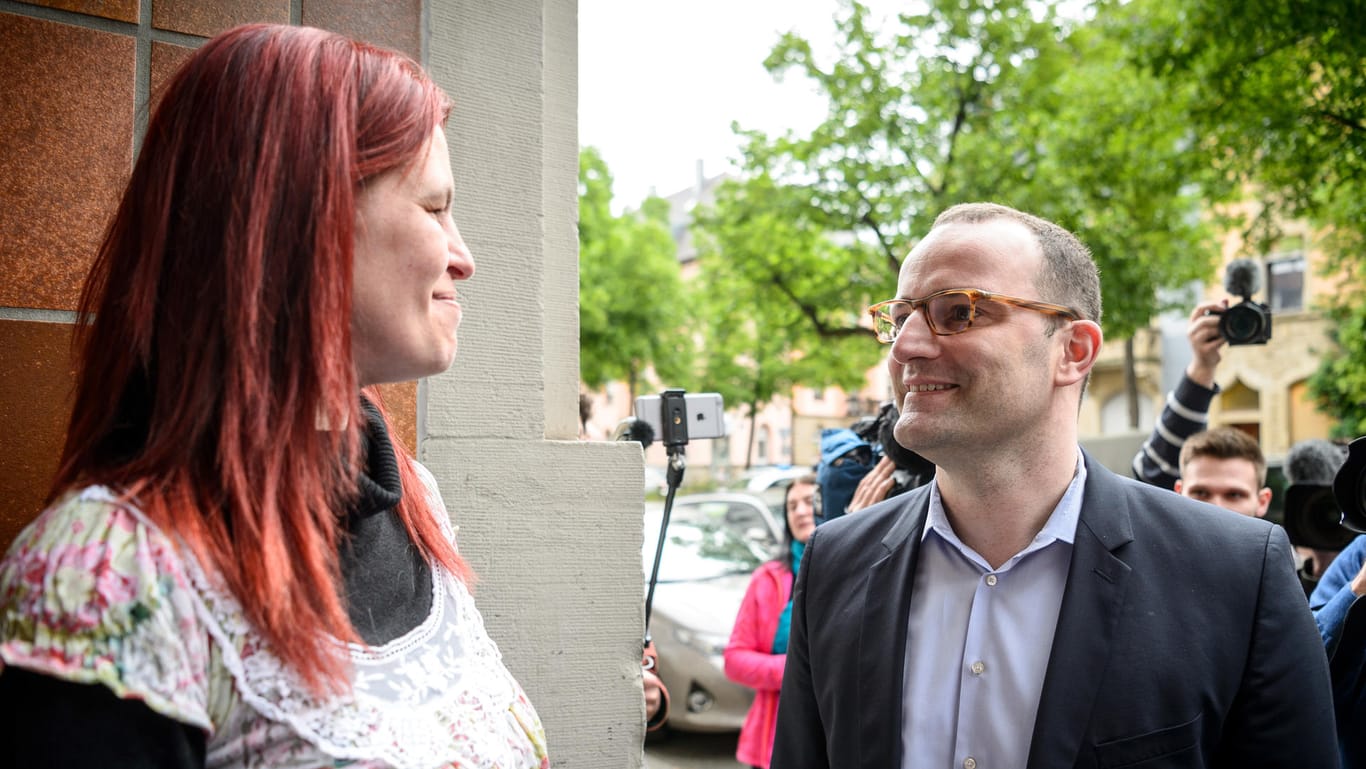 Hartz-IV-Kritikerin Sandra Schlensog (l.) und Gesundheitsminister Jens Spahn: Die Kritikerin forderte den Minister auf, er solle Armut nicht leugnen.