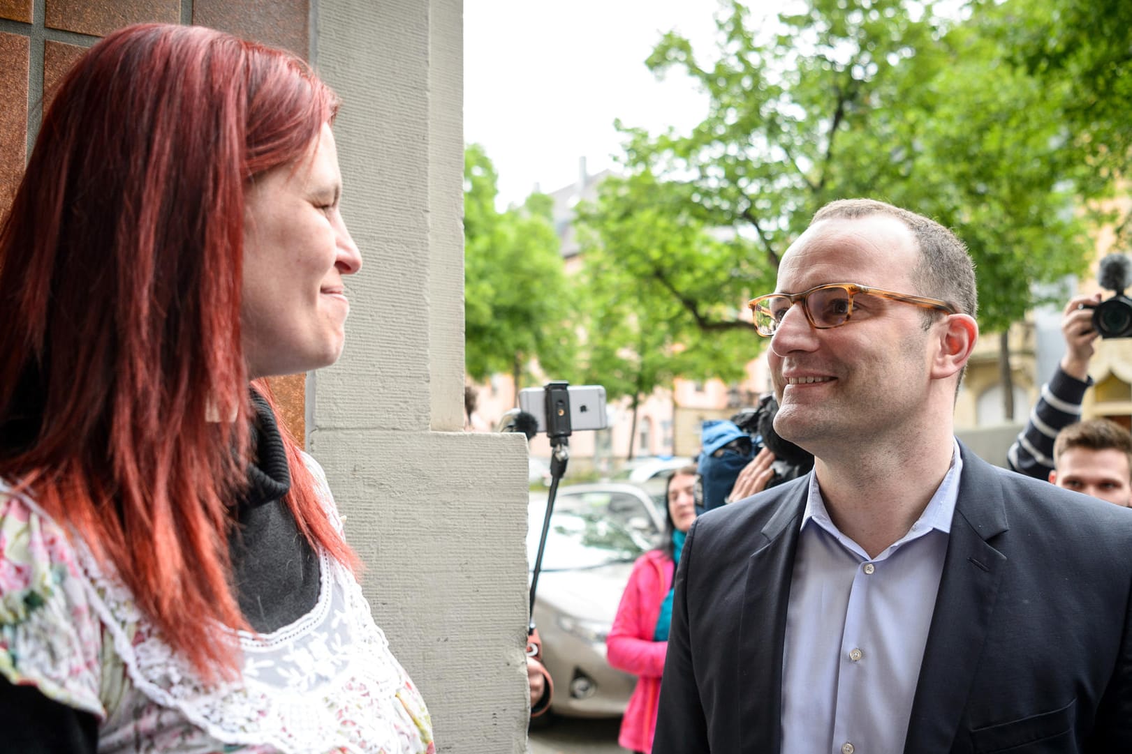 Hartz-IV-Kritikerin Sandra Schlensog (l.) und Gesundheitsminister Jens Spahn: Die Kritikerin forderte den Minister auf, er solle Armut nicht leugnen.