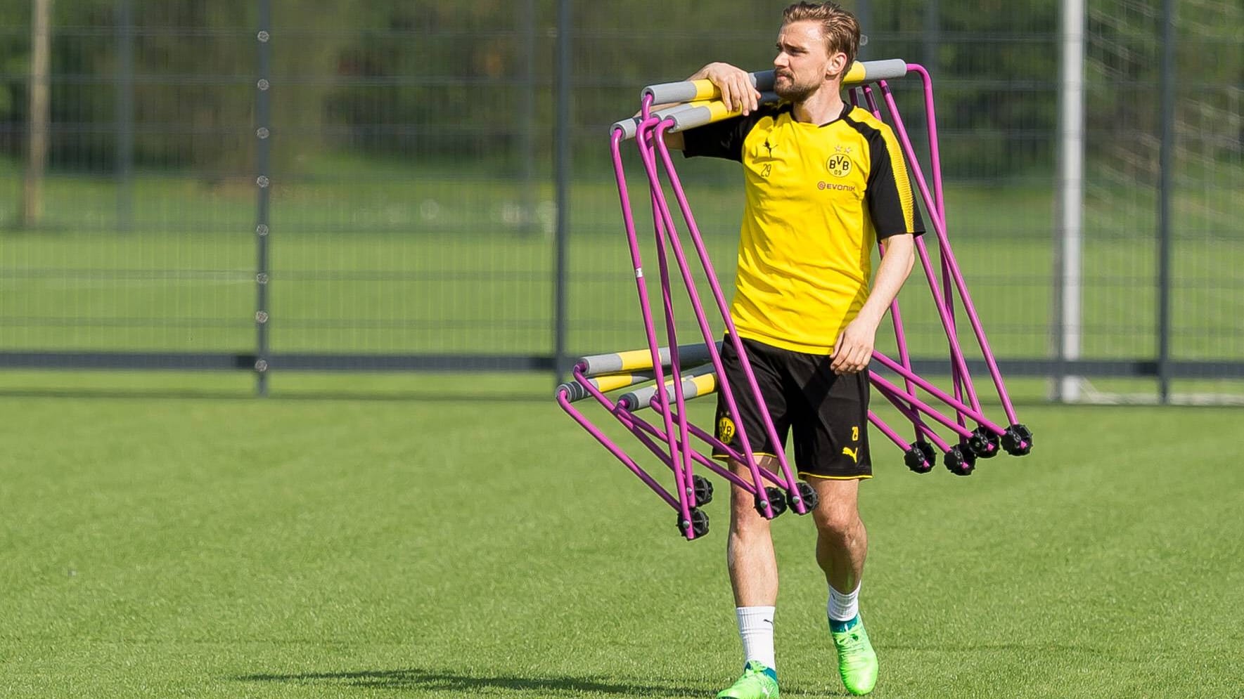 Im Abseits: BVB-Kapitän Marcel Schmelzer spielt unter Trainer Peter Stöger aktuell keine Rolle.