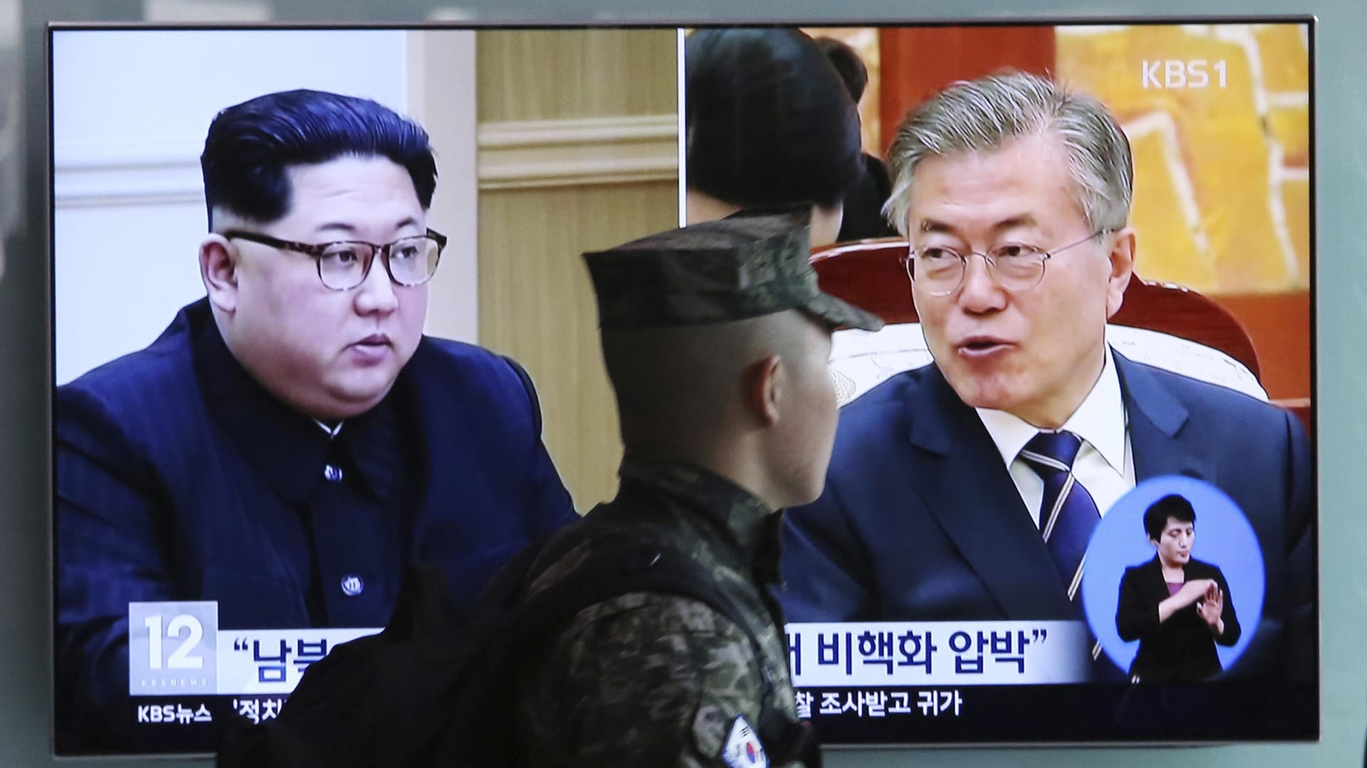 Kim Jong Un und Moon Jae In (r.): Nordkoreas Machthaber und der südkoreanische Präsident wollen eine Friedensregelung vereinbaren. Kim Jong Un und Moon Jae In (r.): Nordkoreas Machthaber und der südkoreanische Präsident wollen eine Friedensregelung vereinbaren.