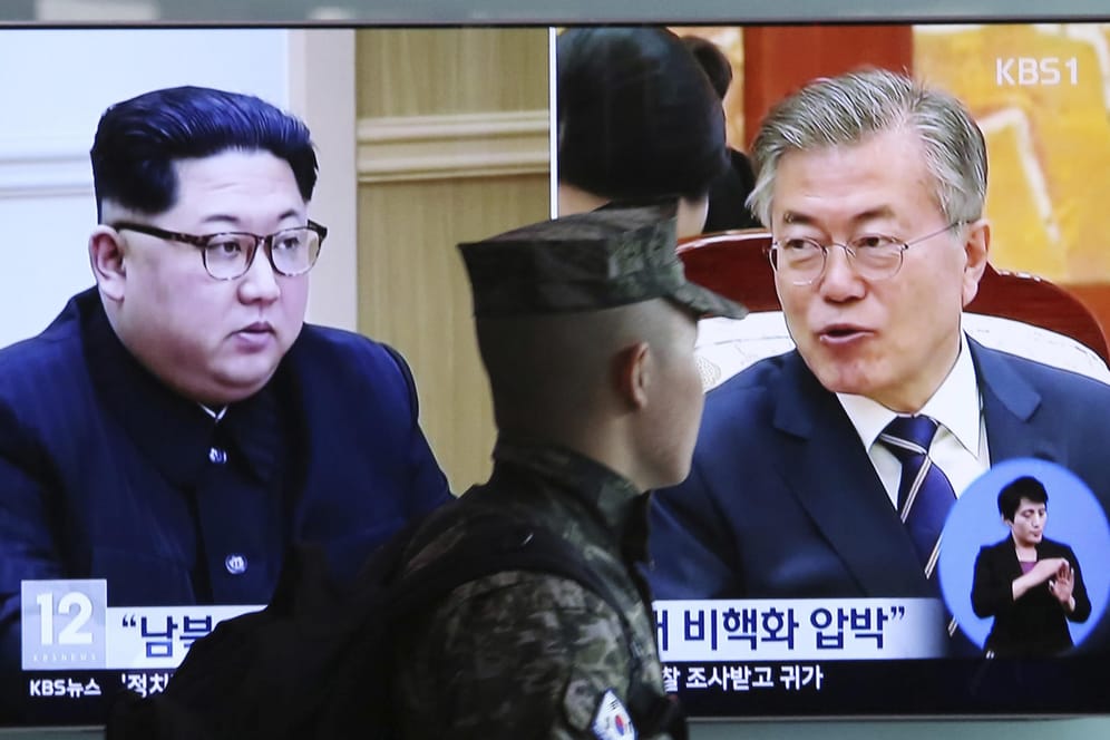 Kim Jong Un und Moon Jae In (r.): Nordkoreas Machthaber und der südkoreanische Präsident wollen eine Friedensregelung vereinbaren.