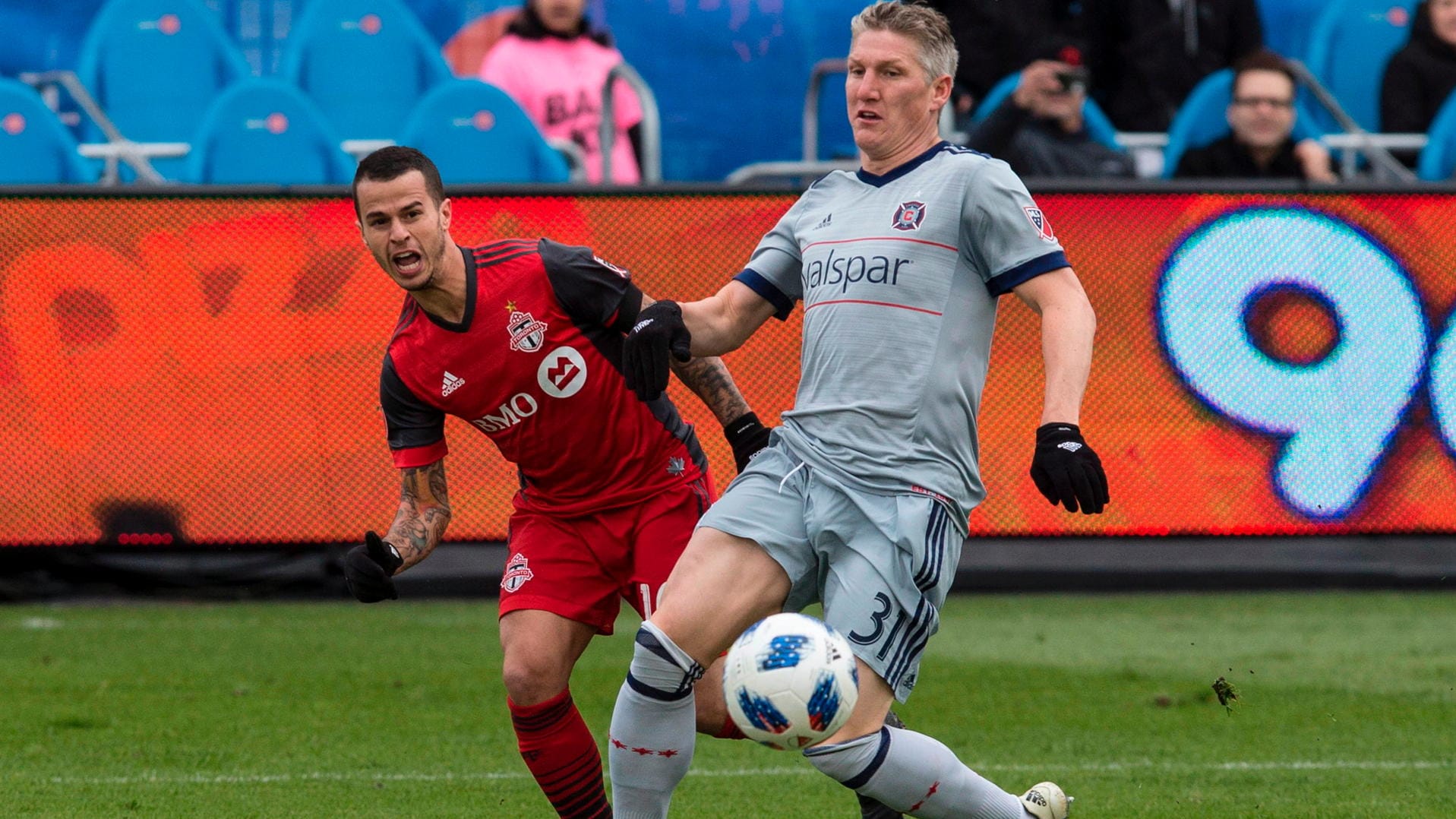 Antreiber: Schweinsteiger am Ball gegen Torontos Giovinco.