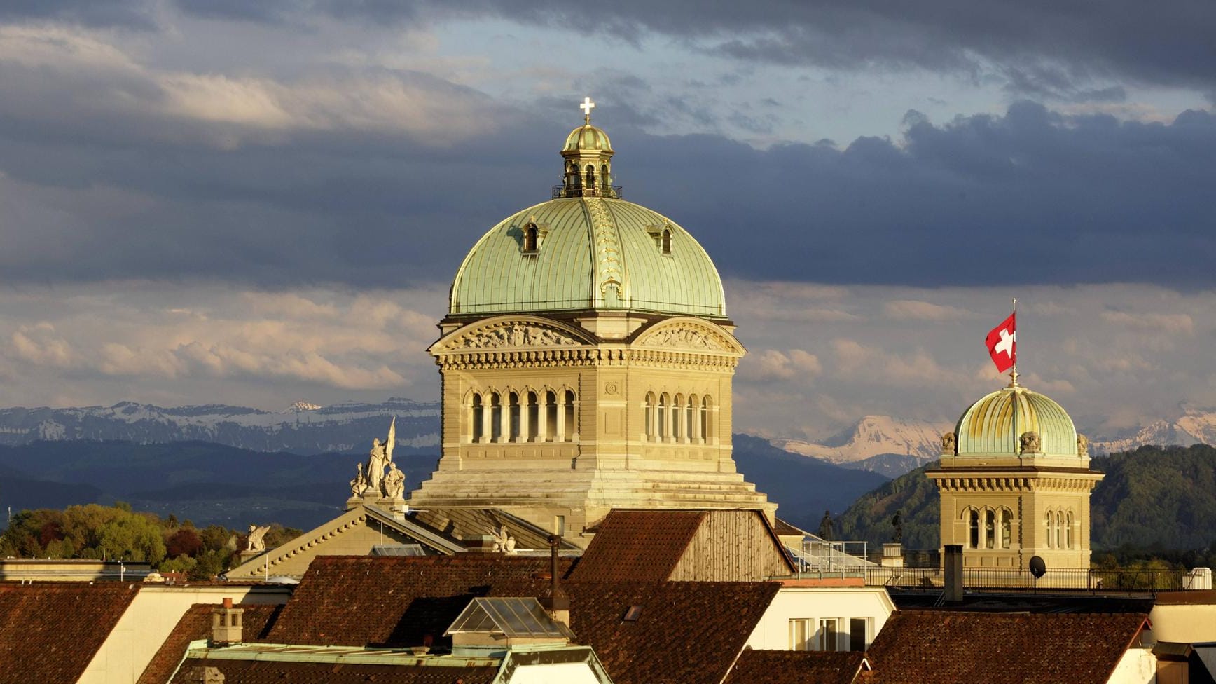 Bundeshaus in Bern: Gegner der umstrittenen Überwachung von Versicherungsnehmern wollen eine Gesetzesänderung per Referendum erzwingen. Bundeshaus in Bern: Gegner der umstrittenen Überwachung von Versicherungsnehmern wollen eine Gesetzesänderung per Referendum erzwingen.