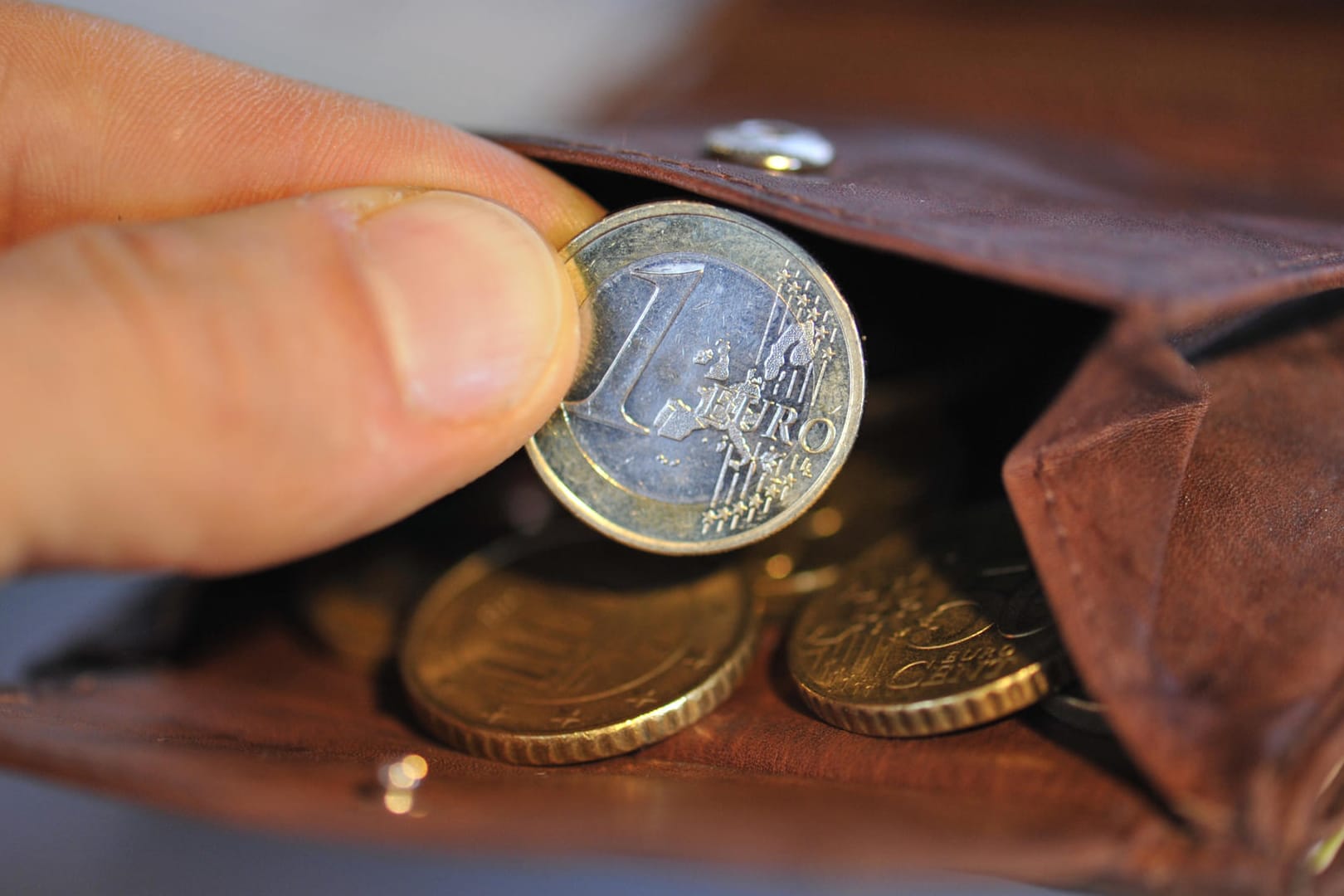 Euro-Münze: Fast vier Millionen Menschen verdienen weniger als 2.000 Euro im Monat trotz Vollbeschäftigung.